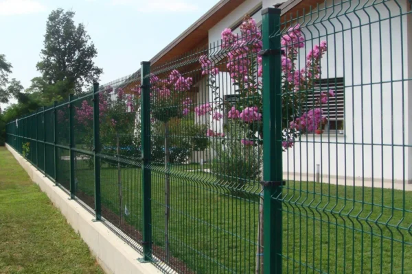 Özgürler Çit olarak, Sakarya ve çevresinde sunduğumuz Panel Çit Kapı sistemleri, güvenlik ve estetiği bir araya getirerek mülklerinize hem fonksiyonellik hem de görsel değer katar.