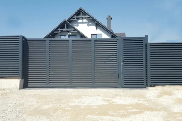 Antrasit renkli panjur çit montajı ve taş kaplama duvar detayı