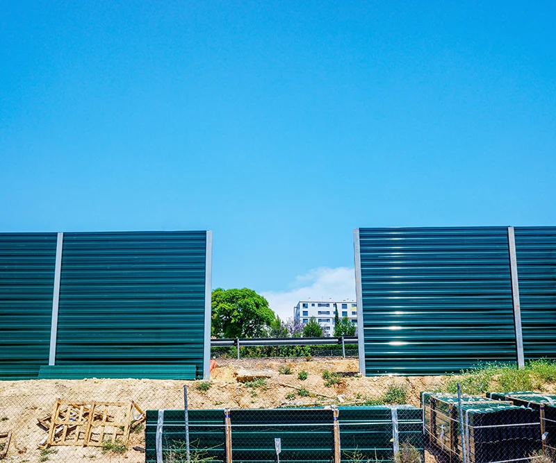 Şantiye sahasında yol kenarı yüksek panel duvar uygulaması.